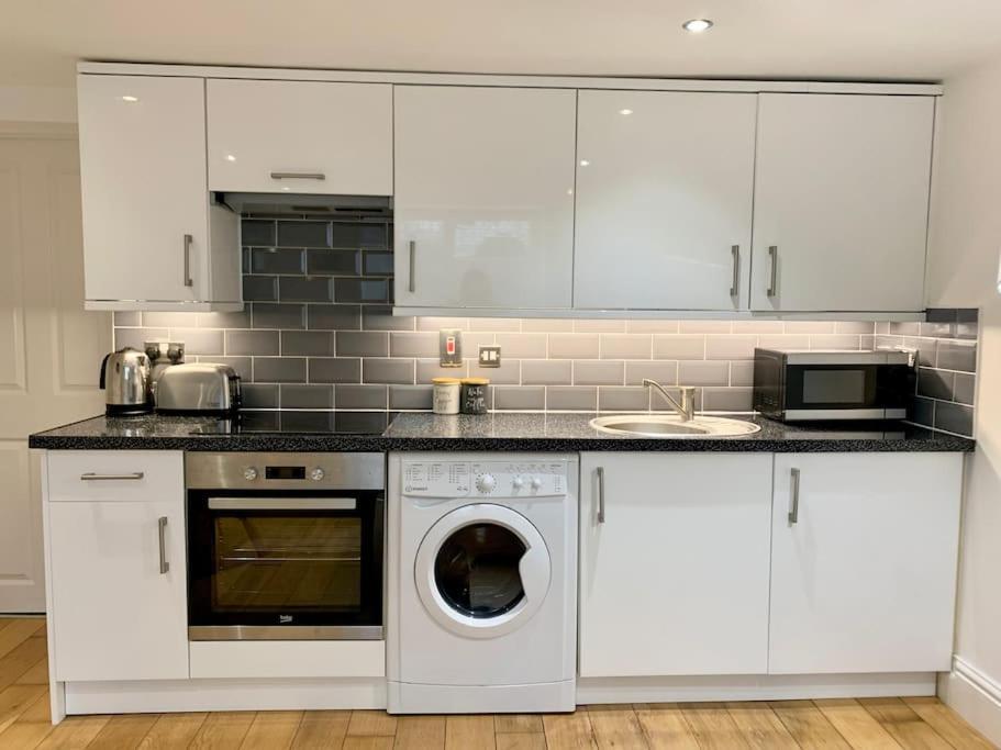 Modern, Period Property With Parking - Located Near Uni, Hospital & Town Centre レディング エクステリア 写真
